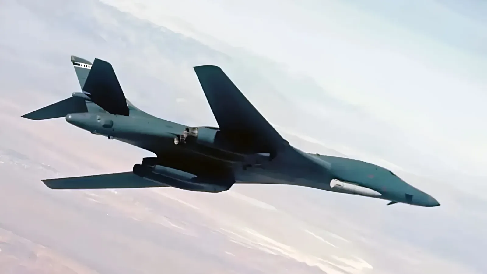 Bombardierul B-1B zboară cu racheta hipersonică integrată sub aripă.