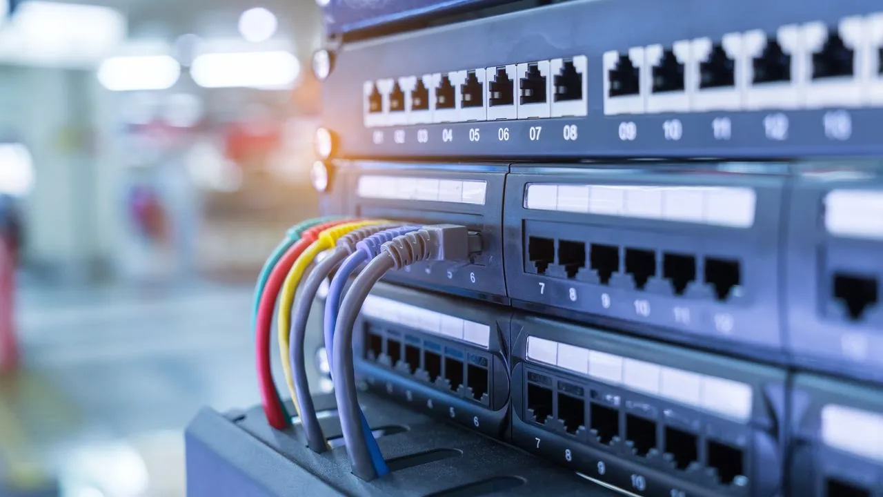 Echipamente de rețea cu cabluri conectate, pregătite pentru utilizare.