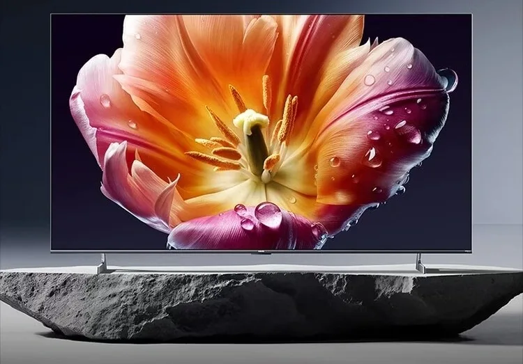 Televizor cu design elegant și imagine vibrantă, ideal pentru divertisment acasă.