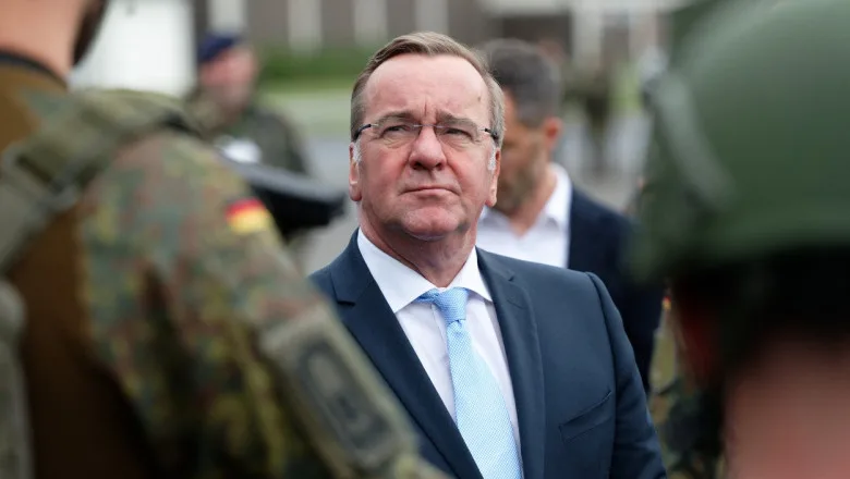 Ministrul Apărării german discutând despre responsabilitatea pentru securitate.