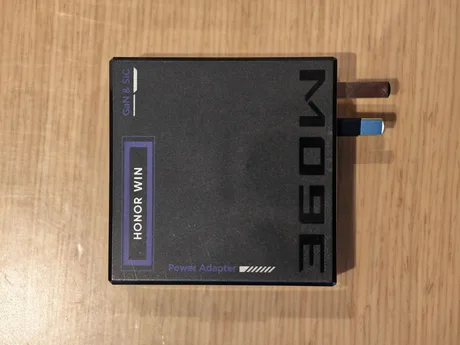 Adaptor de alimentare compact pentru laptopuri de gaming, cu conectori versatili.