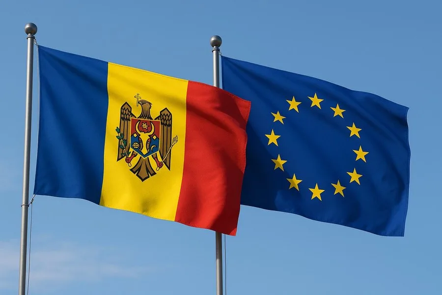 Steagurile Republicii Moldova și Uniunii Europene fluturând împreună.