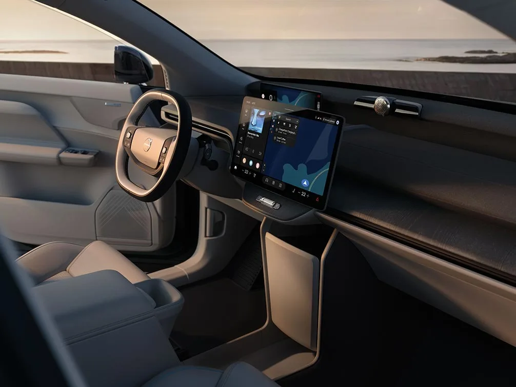 Interior modern al SUV-ului electric EX60, cu un display mare.