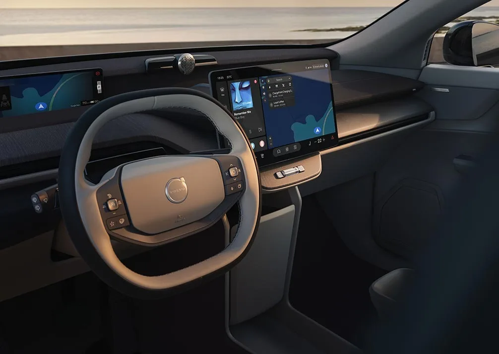 Interior elegant al EX60, cu detalii tehnologice avansate.