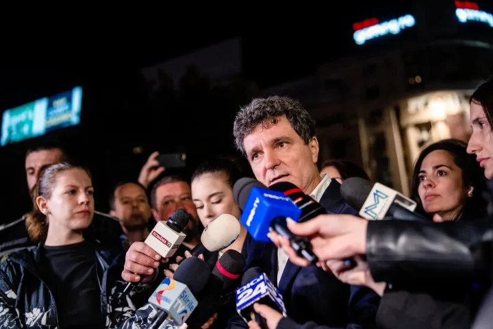 Nicușor Dan vorbește în fața presei despre justiție.