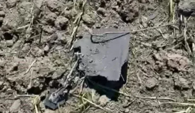 Resturi de dronă căzute pe un teren agricol din Galați.