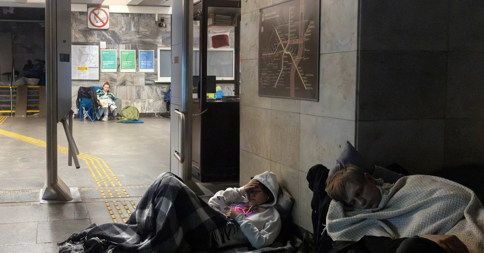 Oameni adăpostiți în stația de metrou din Kiev în timpul atacurilor cu drone.