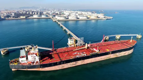 Nava petrolieră ancorată în port, pregătită pentru încărcare.