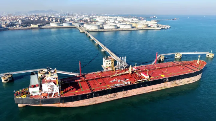 Nava petrolieră ancorată în port, pregătită pentru încărcare.