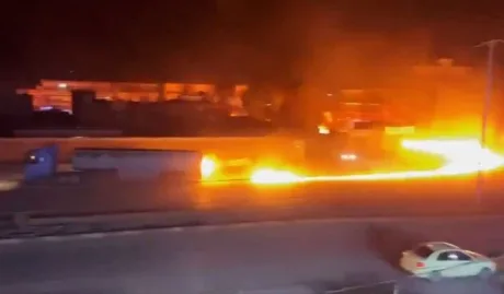 Cisterna în flăcări se deplasează printr-o zonă aglomerată din Hasakah.