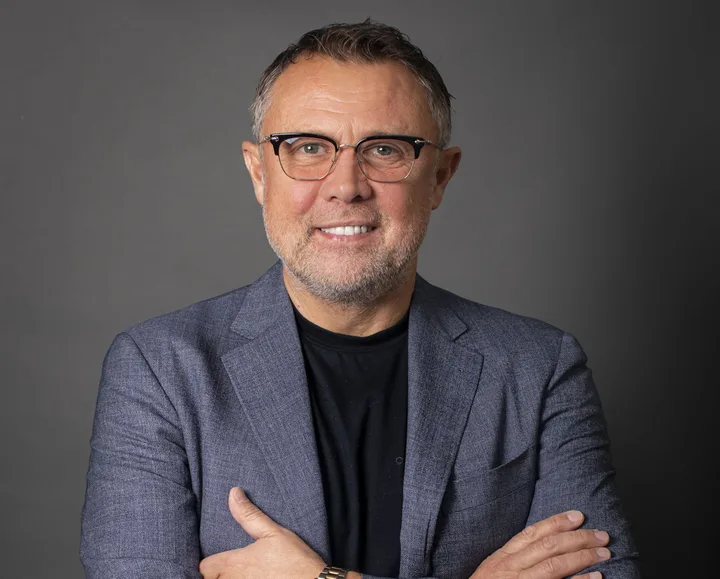 Dan Ostahie, fondatorul Altex, zâmbește în fața camerei.