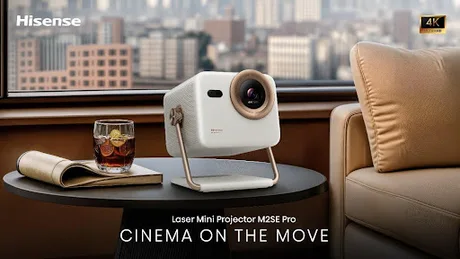 Proiector portabil 4K, ideal pentru vizionare acasă sau în aer liber.