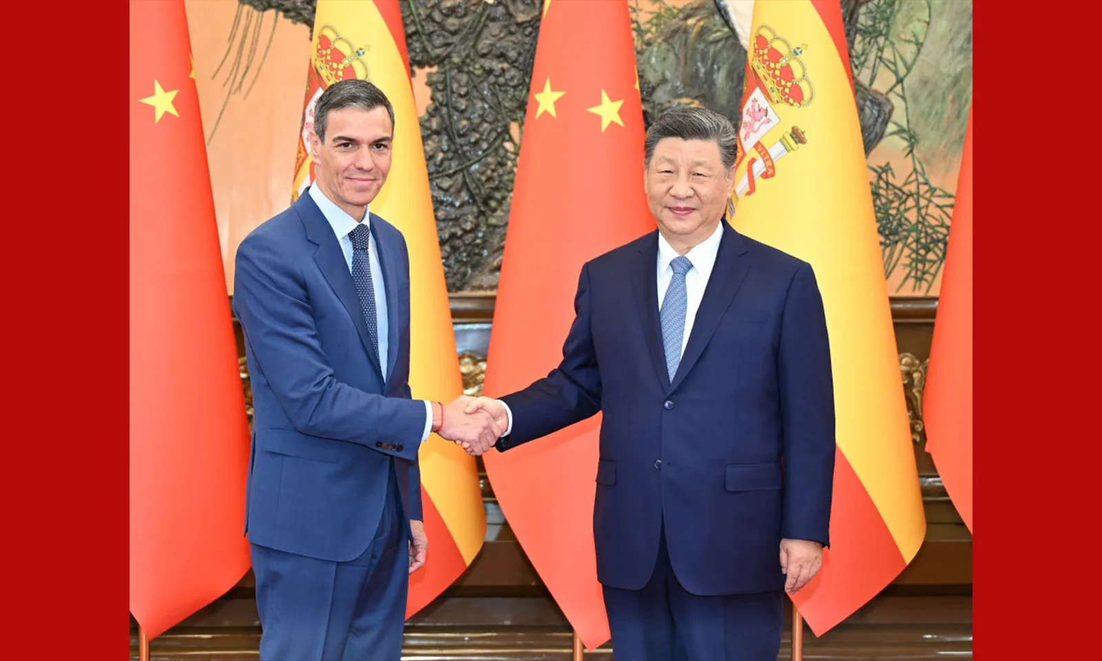 Xi Jinping și Pedro Sanchez strâng mâinile în semn de cooperare între China și Spania.