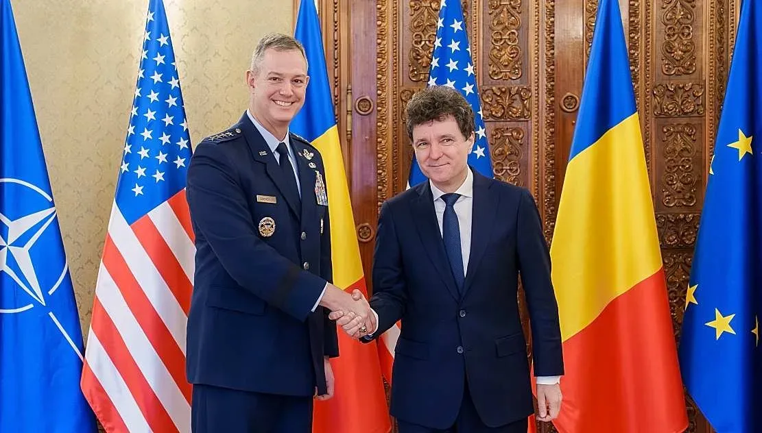 Nicușor Dan și un oficial NATO discutând despre securitate.