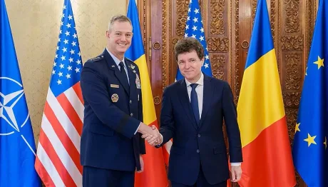 Nicușor Dan și un oficial NATO discutând despre securitate.