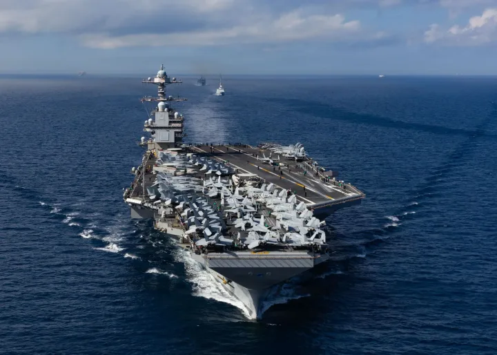 USS Gerald R. Ford navigând pe mare, cu avioane pe punte.