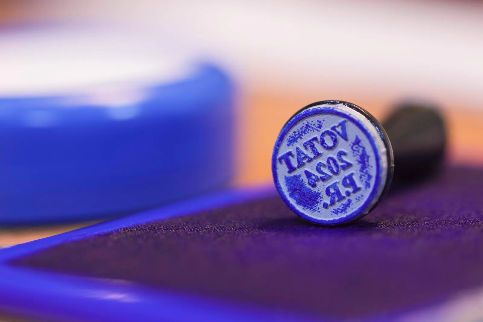 Stampila utilizată la vot, simbolizând participarea alegătorilor.