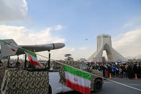 Protestatari la Teheran în fața monumentului simbolic al orașului.