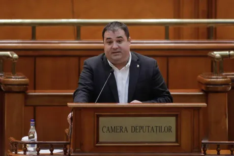 Adrian Solomon vorbește în Parlament, evidențiind tensiunile politice recente.