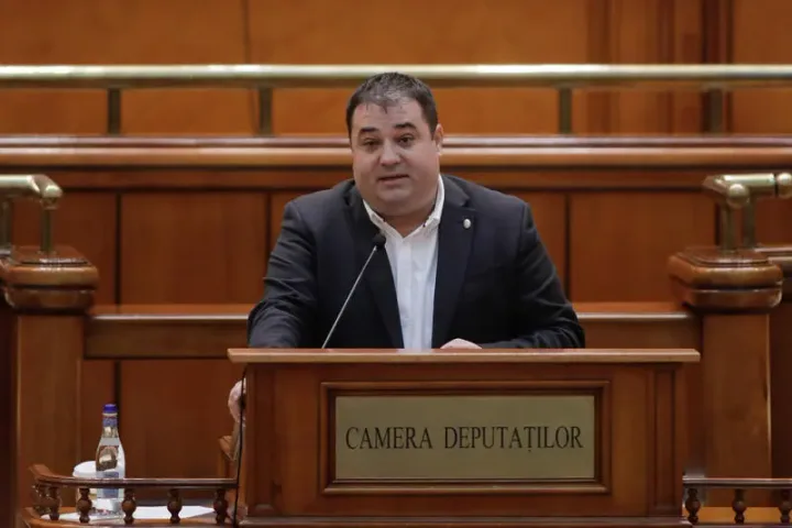 Adrian Solomon vorbește în Parlament, evidențiind tensiunile politice recente.