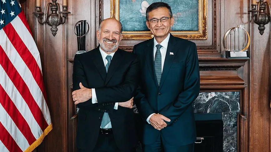 CEO-ul Lip-Bu Tan și un partener în fața drapelului american.