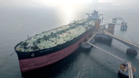 Vas petrolier ancorat, pregătit pentru încărcare în port.