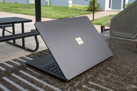 Laptop Surface pe o masă, evidențiind designul elegant și modern.