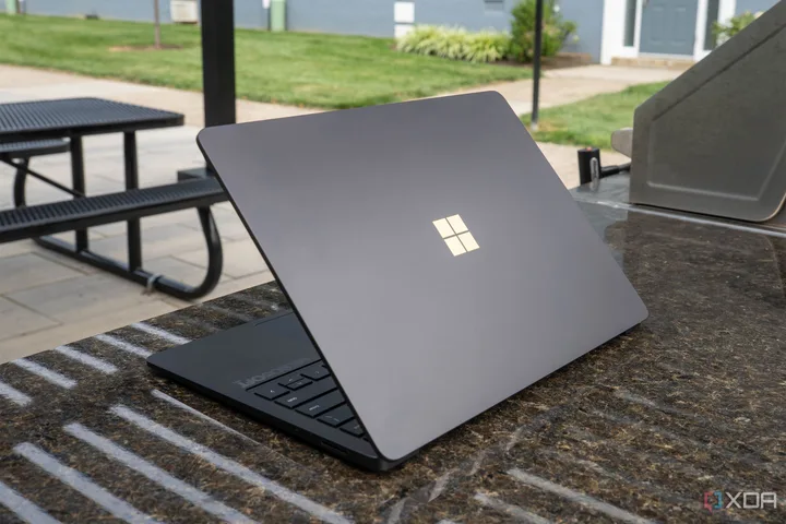 Laptop Surface pe o masă, evidențiind designul elegant și modern.