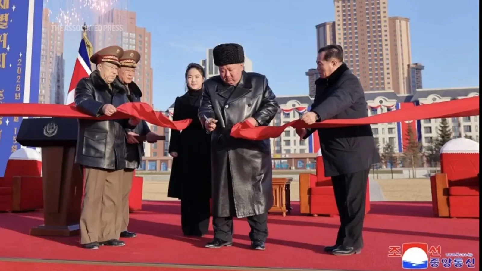 Kim Jong Un taie panglica la inaugurarea unui cartier pentru familiile soldaților căzuți.