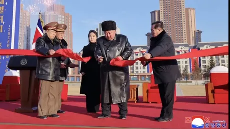 Kim Jong Un taie panglica la inaugurarea unui cartier pentru familiile soldaților căzuți.