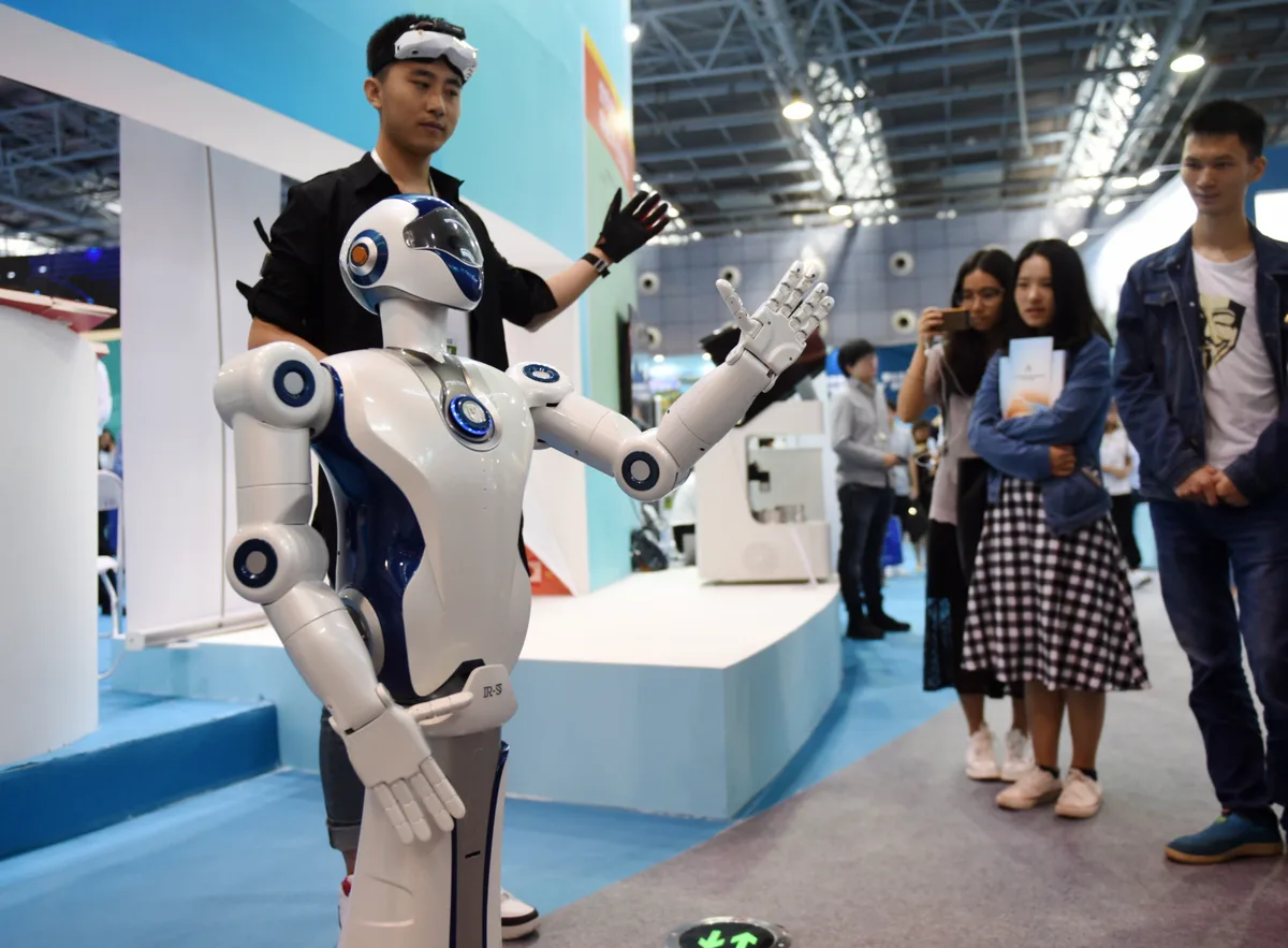 Un robot interactiv prezentat la o expoziție de tehnologie în China.