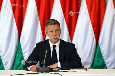 Premierul ungar Peter Magyar la o masă, discutând despre relațiile internaționale.