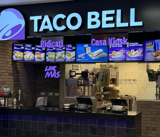 Taco Bell cu un meniu diversificat și un ambient modern.