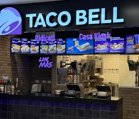 Taco Bell cu un meniu diversificat și un ambient modern.