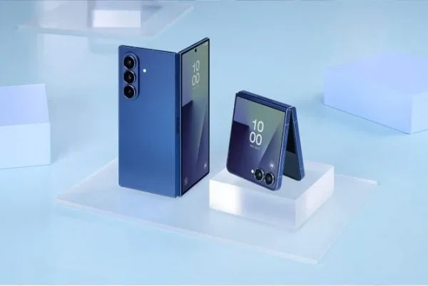 Două telefoane pliabile Samsung pe un fundal albastru elegant.
