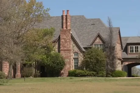 Conacul din Texas afectat grav după o petrecere neautorizată cu mulți tineri.