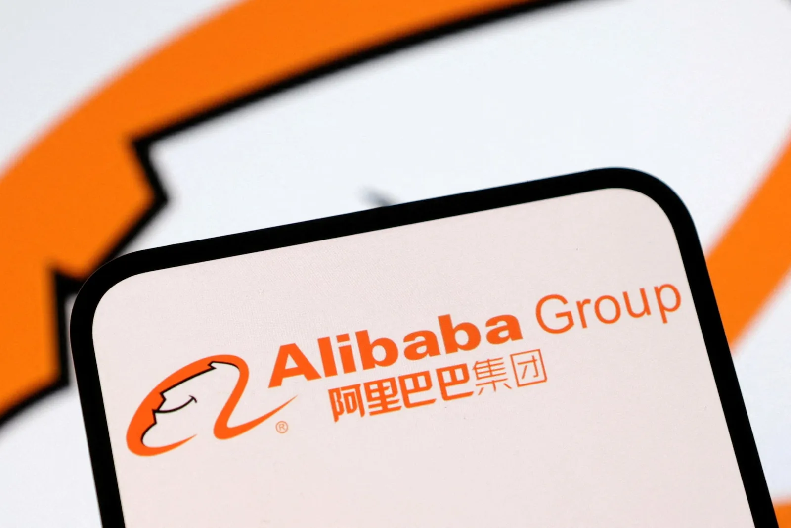 Logo-ul Alibaba Group pe un fundal colorat, simbolizând inovația tehnologică.