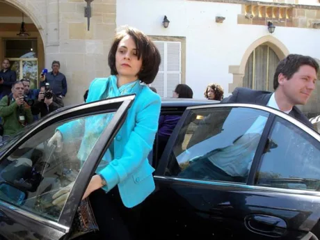 Delia Velculescu ieșind dintr-o mașină, având un look elegant și determinat.