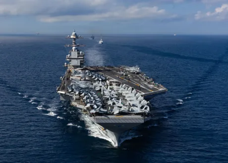 Portavionul USS Gerald R. Ford navigând pe mare, având avioane pe punte.