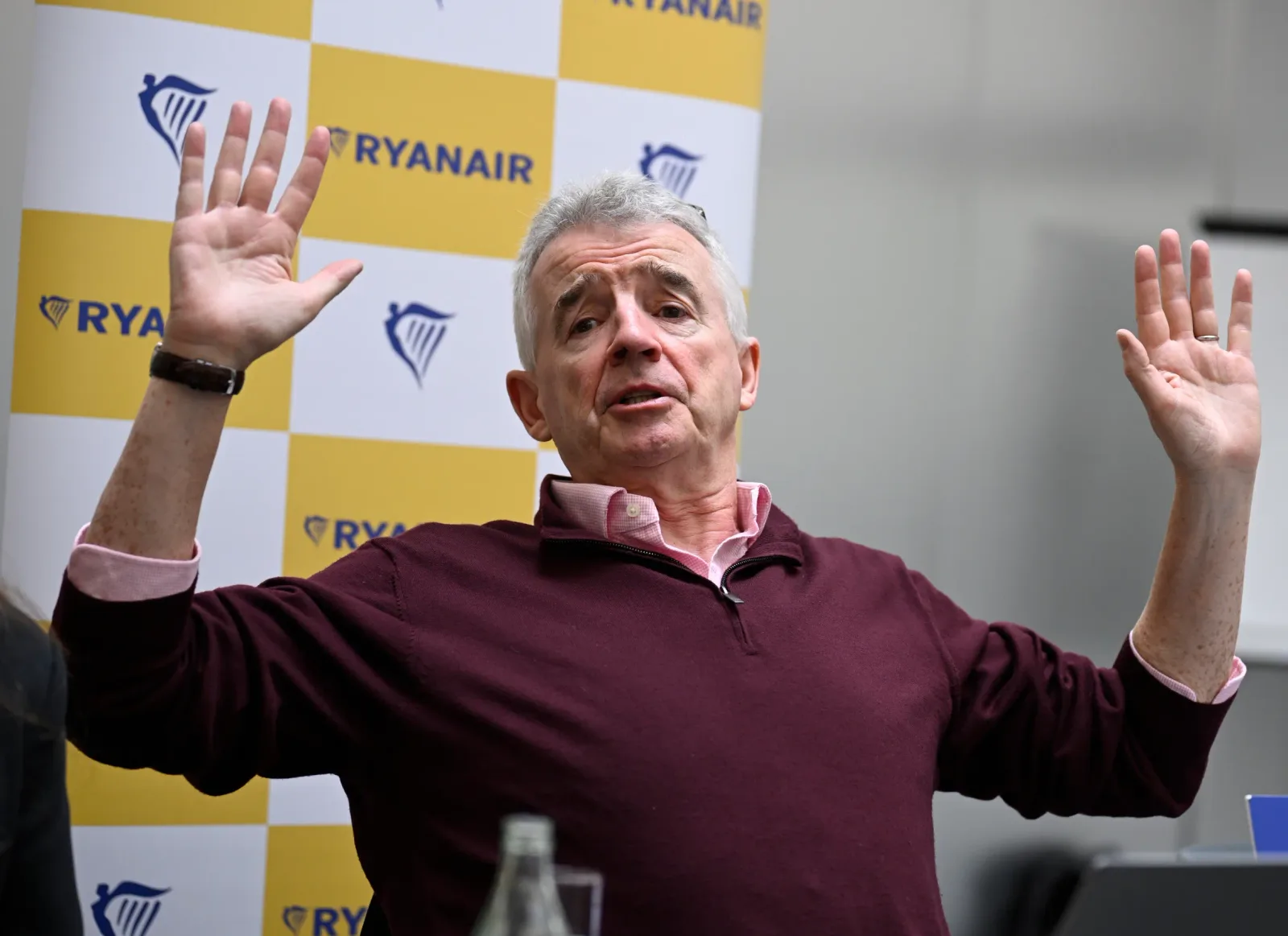 Directorul Ryanair discutând despre problemele cauzate de pasagerii turbulenți.