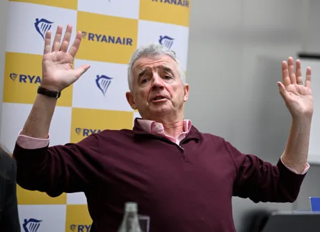 Directorul Ryanair discutând despre problemele cauzate de pasagerii turbulenți.
