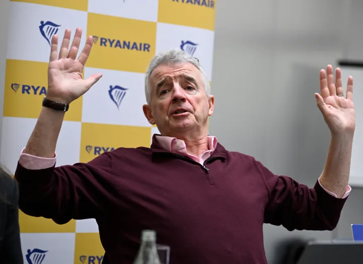 Directorul Ryanair discutând despre problemele cauzate de pasagerii turbulenți.