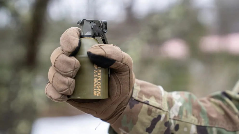 Noua grenadă M111, destinată luptelor urbane, cu mecanism de undă de presiune.