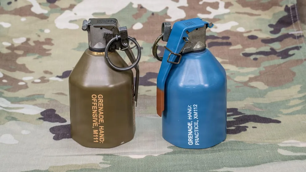 Grenade de mână M111 și M112 pe fundal militar.