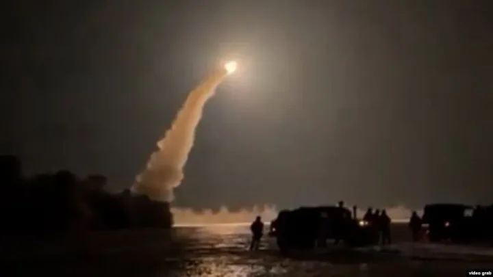 Rachetă lansată în noapte, simbolizând atacuri militare.