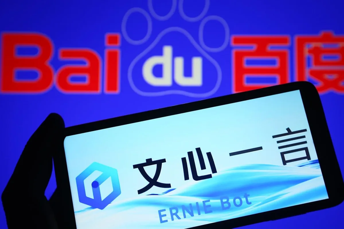 Logo Baidu și interfața modelului Ernie 5.0 pe un telefon mobil.