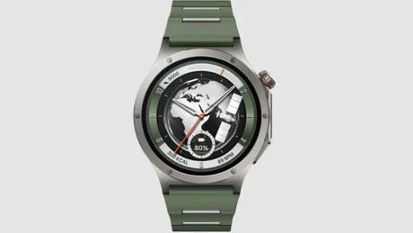 Ceas inteligent cu cadran circular, finisaj argintiu și curea verde.