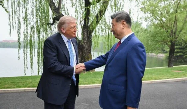 Întâlnirea dintre Xi Jinping și Donald Trump la Beijing, discutând despre metale rare.