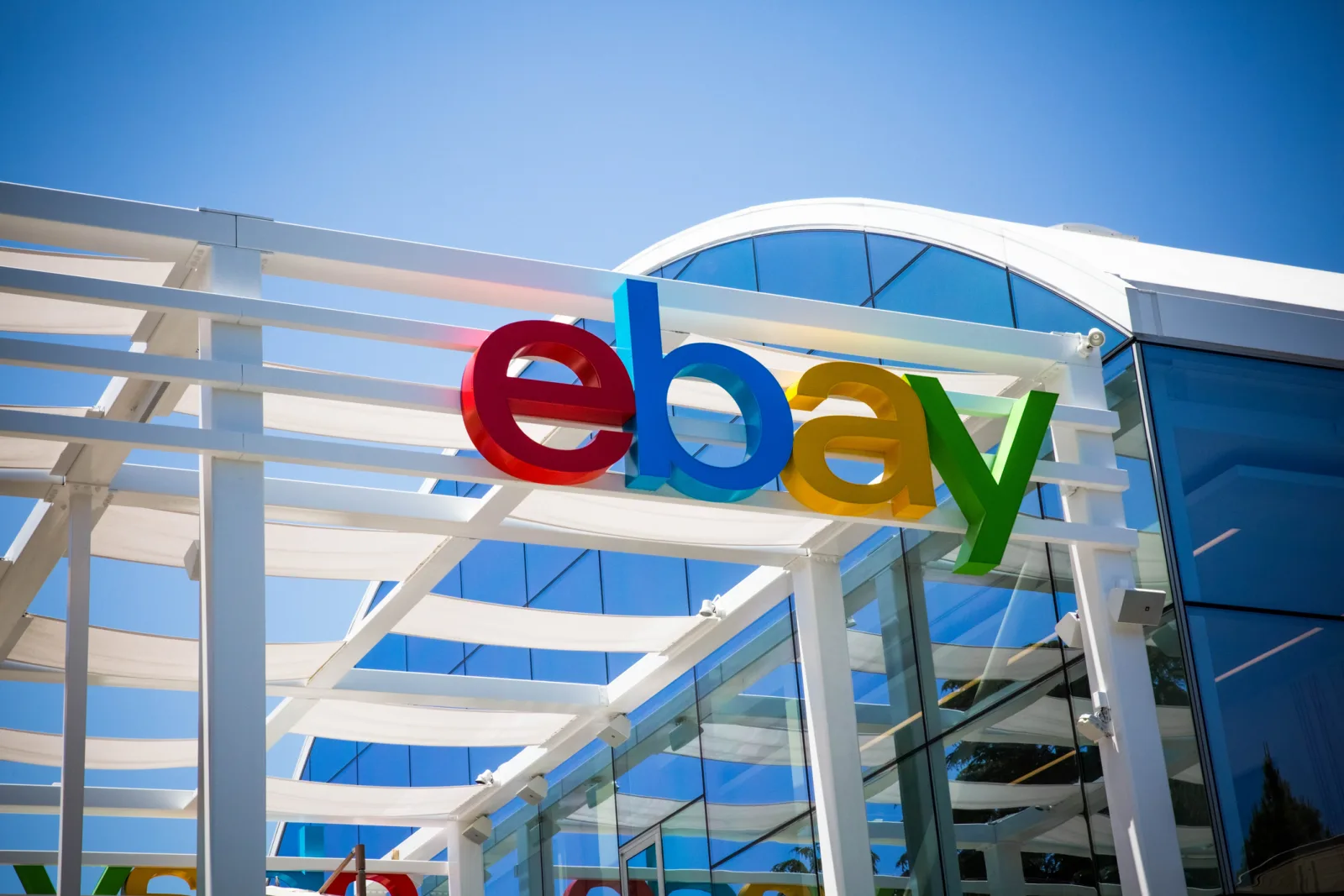 Logo-ul eBay pe un fundal albastru, evidențiind culorile vibrante.