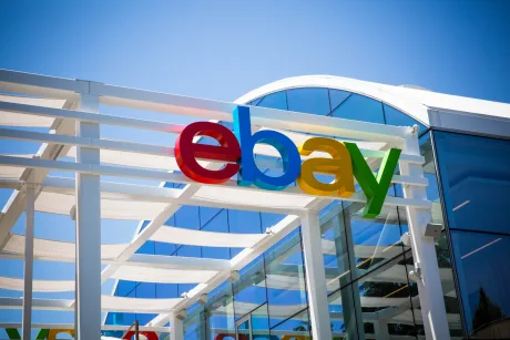 Logo-ul eBay pe un fundal albastru, evidențiind culorile vibrante.